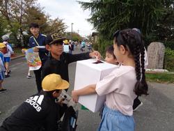 4年生・児童会赤い羽根の共同募金