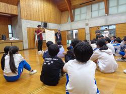 自然学校のテーマソング「虹へ」の練習