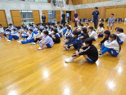 自然学校のテーマソング「虹へ」の練習
