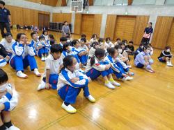 自然学校のテーマソング「虹へ」の練習