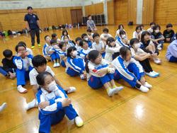 自然学校のテーマソング「虹へ」の練習