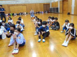 自然学校のテーマソング「虹へ」の練習