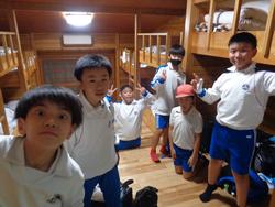 自然学校お部屋の中へ