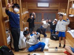自然学校お部屋の中へ