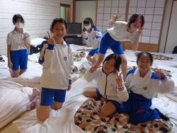 自然学校お部屋の中へ
