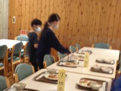 食事係の準備