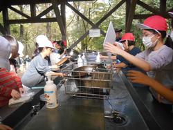 野外炊飯の様子
