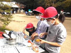 野外炊飯の様子