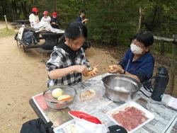 野外炊飯の様子