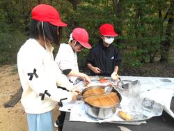 野外炊飯の様子