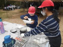 野外炊飯の様子
