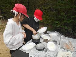 野外炊飯の様子