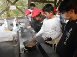 野外炊飯の様子