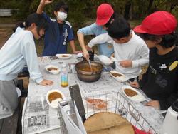野外炊飯の様子