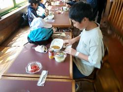 カレーを食べる