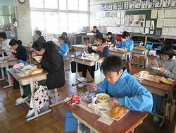 給食の様子（5・6年生）