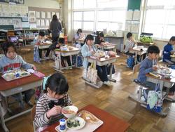 給食の様子（2・3年生）
