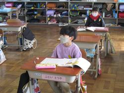 聞いている様子