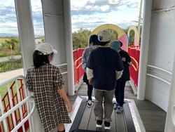 遊具で遊ぶ