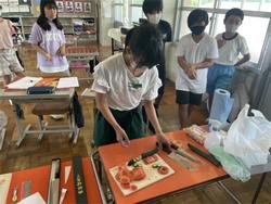 包丁でトマト、きゅうりを切りました。