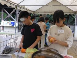 野菜を切ります