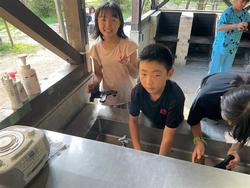 焼き板を洗います