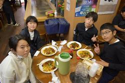 広島焼を食べる