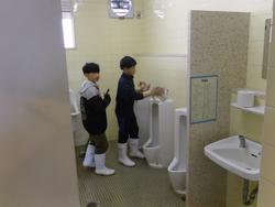 体育館のトイレ掃除