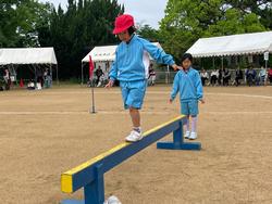 平均台を歩く