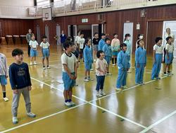 校歌を歌う