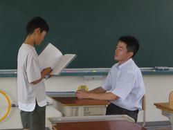 通知表を渡す