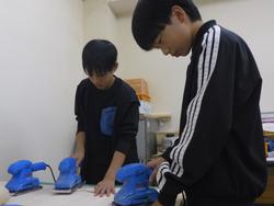 サンダーで磨く