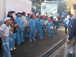 テレビ局の前で説明を聞く