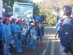 テレビ局の前で説明を聞く