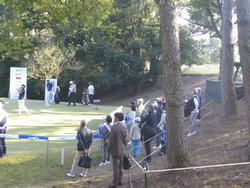 18番ホールの試合を見る