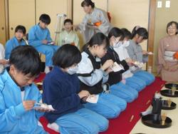 お菓子を食べる