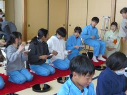 お菓子を食べる