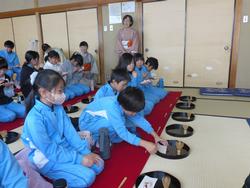 お菓子を食べる
