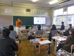 オカリナを吹く