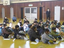 動画を真剣に観る