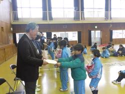 お礼の色紙と花の贈呈