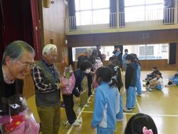 お礼の色紙と花の贈呈