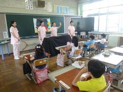 お姉さんのお話を聞く