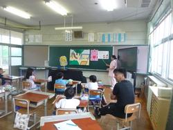 お姉さんのお話を聞く