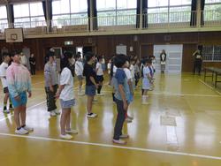 校歌を歌う
