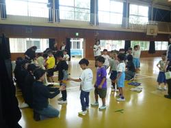 人形に触れる