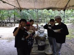 カレーを食べる