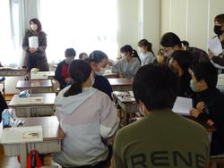 6年生の親子人権学習の様子