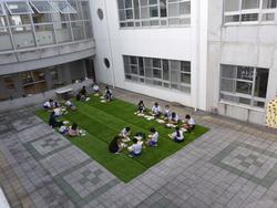 中庭給食
