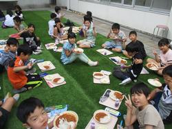 中庭給食の様子2